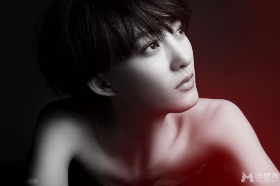 王丽坤性感写真曝光俏丽短发高贵冷艳_图-1
