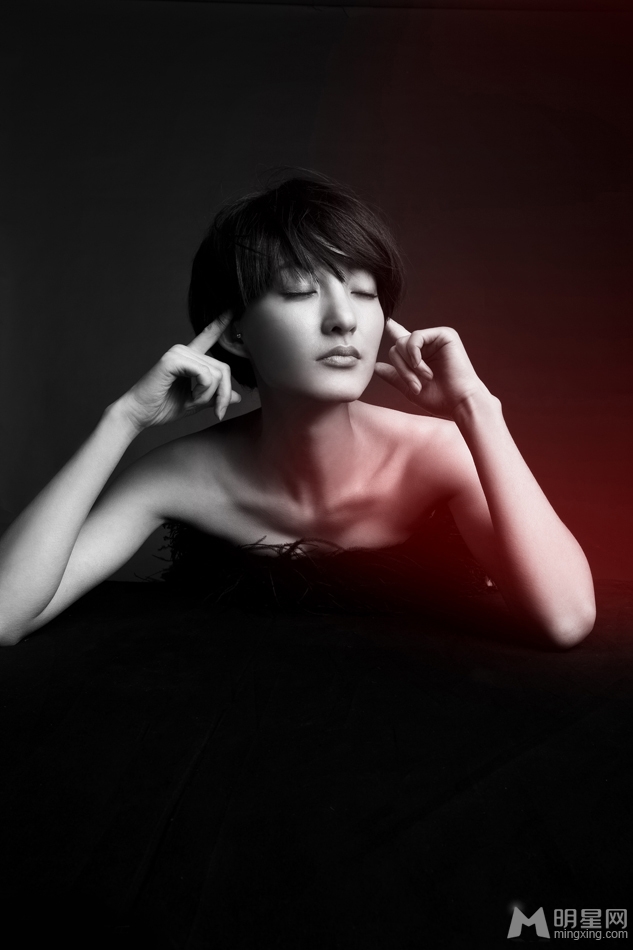 王丽坤性感写真曝光俏丽短发高贵冷艳_图-3