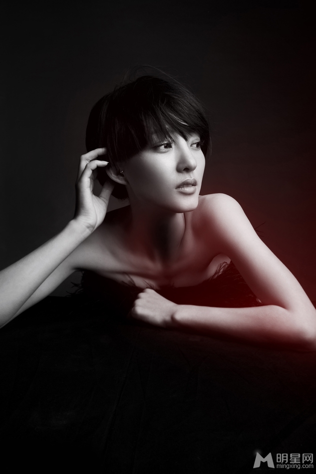 王丽坤性感写真曝光俏丽短发高贵冷艳_图-2