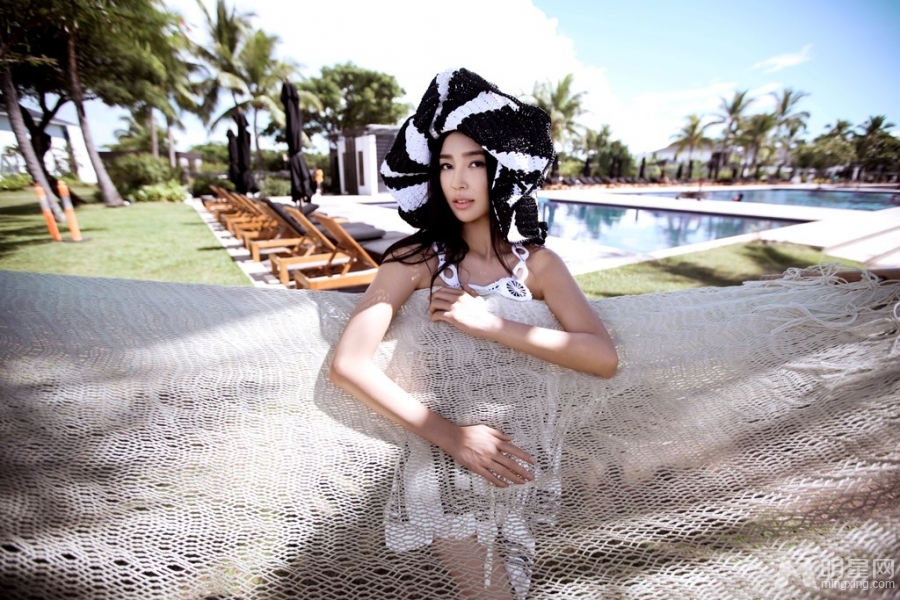 姚星彤夏日草帽写真吊带露侧乳_图-3