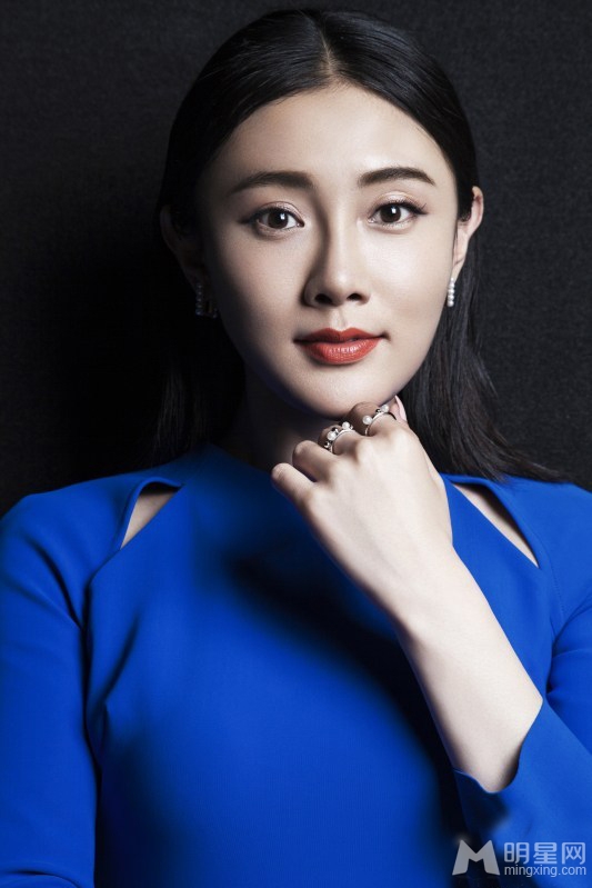 女星张译木时尚写真一袭蓝裙化身蓝精灵_图-2