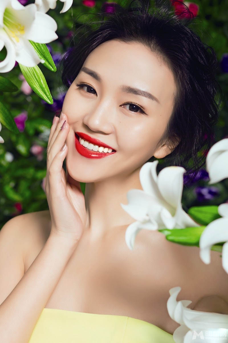 郭露文花样写真浅笑展魅力_图-2