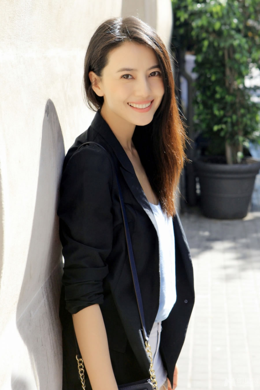 高圆圆曝畅游欧洲美照笑容甜美清新可人_图-1