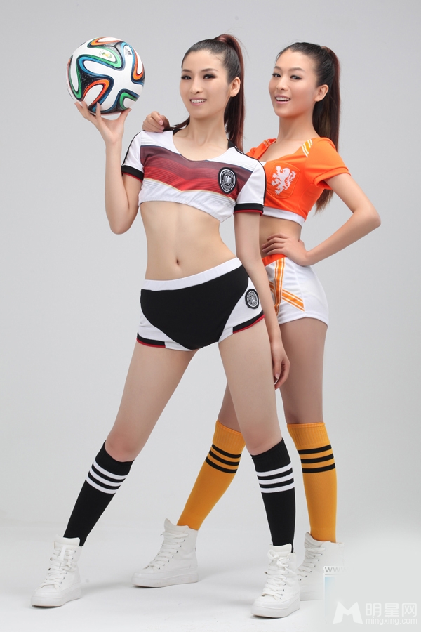 美橙姐妹花变身足球宝贝大秀性感小蛮腰_图-5