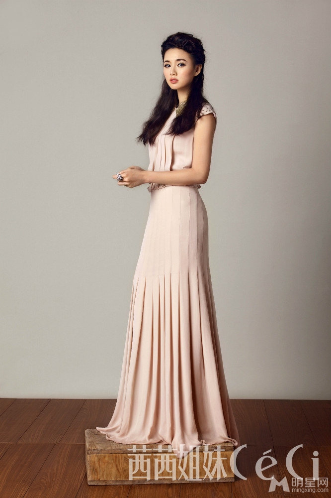 江铠同知性写真妆容精致演绎熟女魅力_图-2