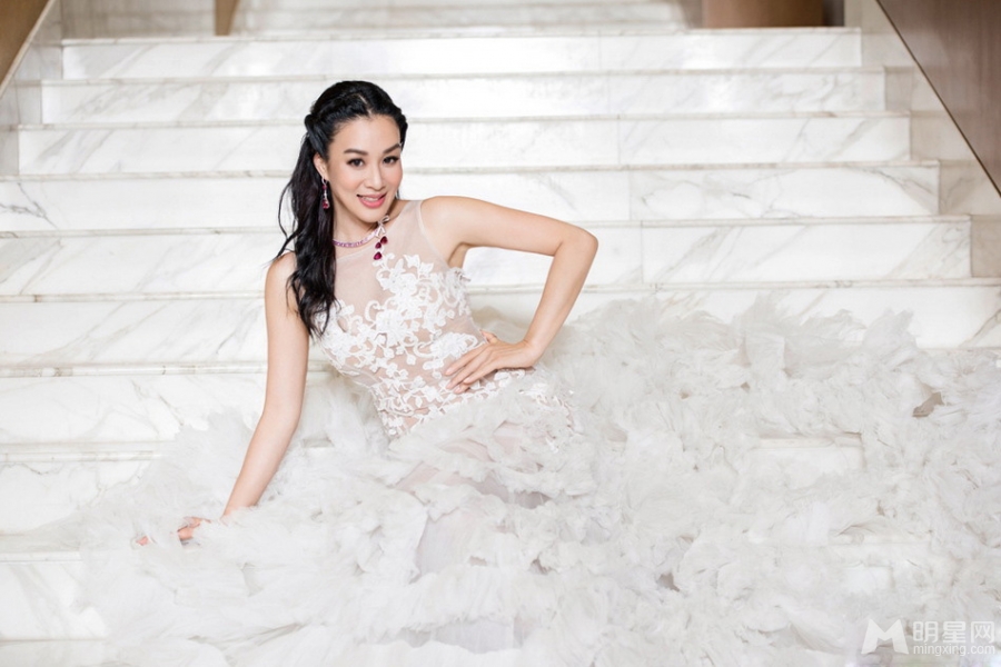钟丽缇着婚纱登杂志封面风情万种女人味十足_图-4