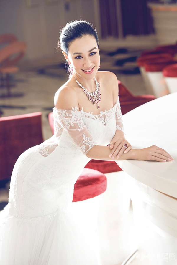钟丽缇着婚纱登杂志封面风情万种女人味十足_图-5