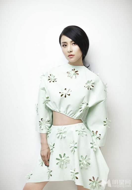 贾青冷艳写真小露蛮腰展身姿_图-1