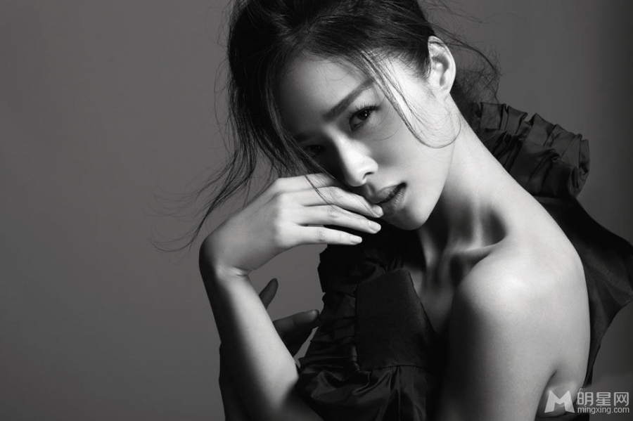 江一燕暗黑鬼魅写真黑唇彰显腹黑形象_图-5
