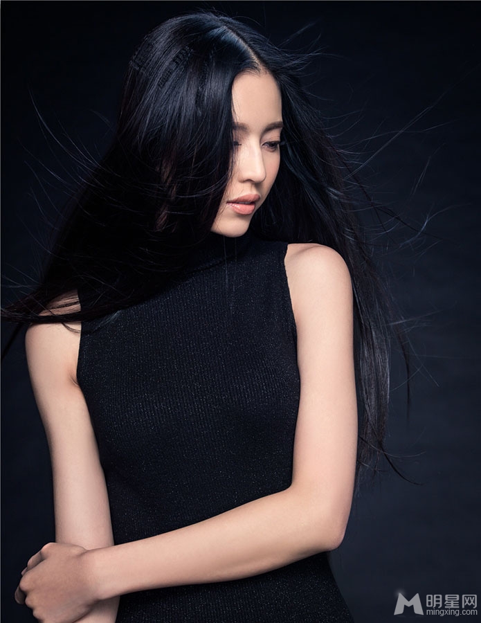 温馨优雅写真长发飘飘凸显女神范_图-3