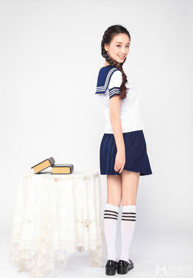 程砚秋学生制服写真青春扮相显可爱_图-1