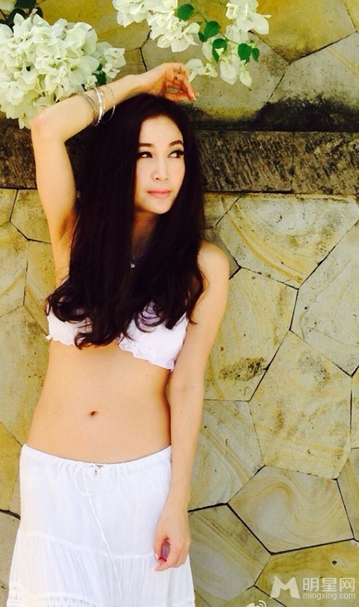 女神温碧霞巴厘岛写真风情万种身材依旧_图-3