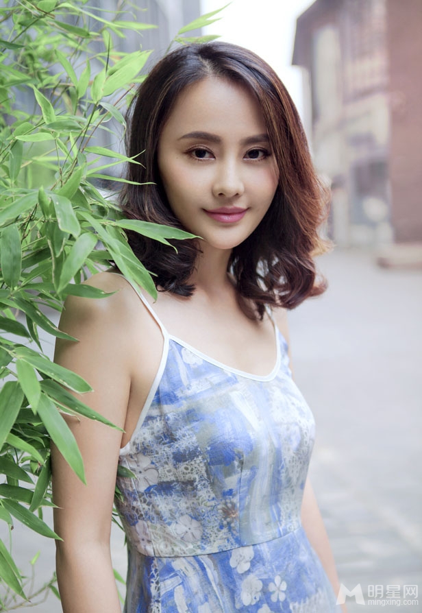马雅舒美艳街拍曝光妆容精致笑容甜美_图-9