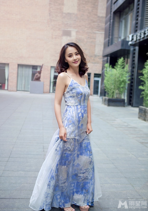 马雅舒美艳街拍曝光妆容精致笑容甜美_图-5