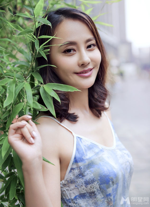 马雅舒美艳街拍曝光妆容精致笑容甜美_图-3