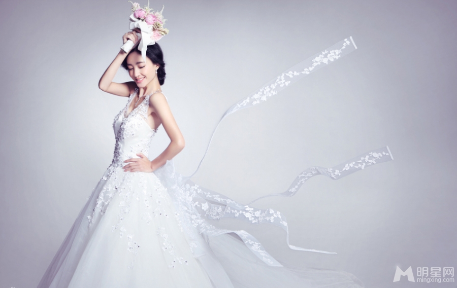 王丽坤浪漫婚纱写真气质清新笑靥迷人_图-5