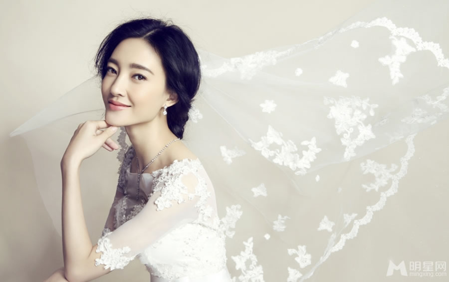王丽坤浪漫婚纱写真气质清新笑靥迷人_图-1