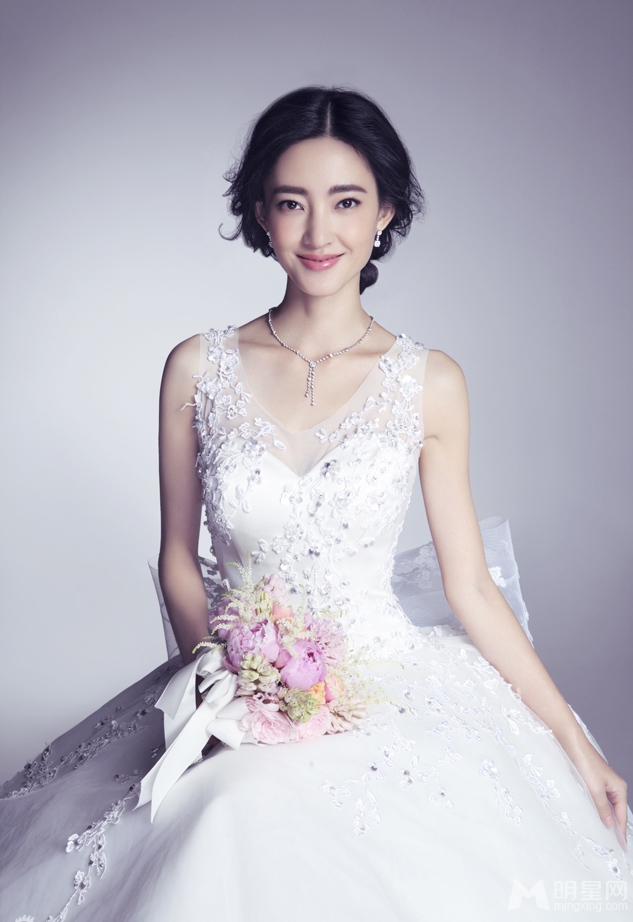 王丽坤浪漫婚纱写真气质清新笑靥迷人_图-2