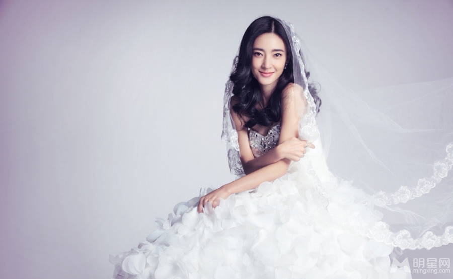 王丽坤浪漫婚纱写真气质清新笑靥迷人_图-3