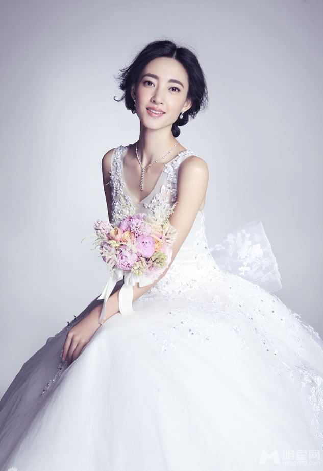 王丽坤深情演绎浪漫新娘彰显纯净优雅_图-1