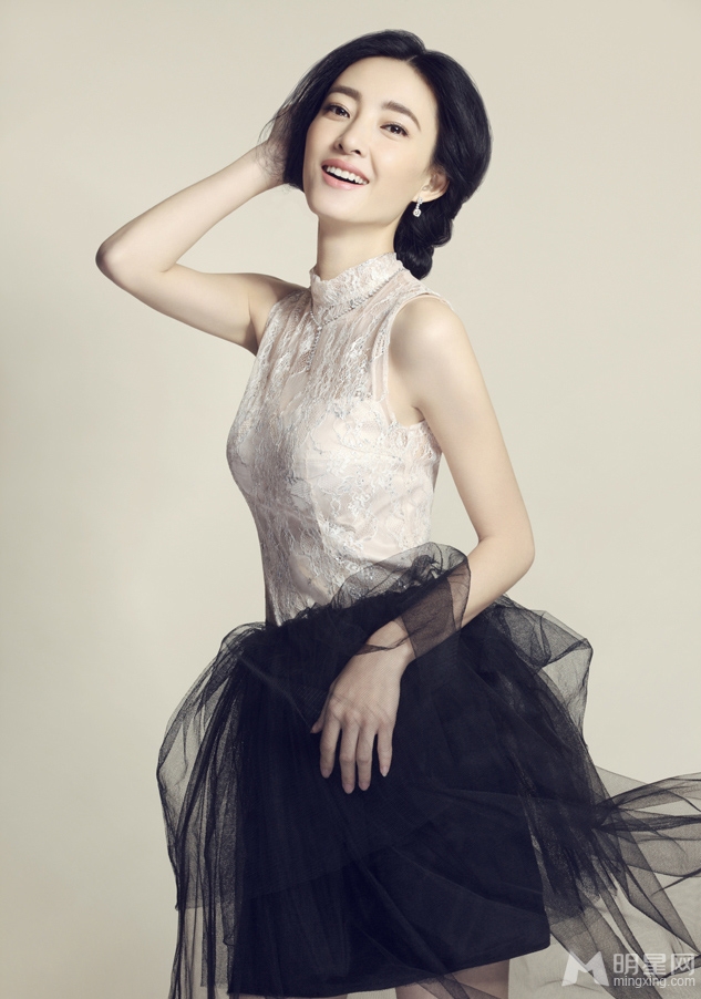 王丽坤深情演绎浪漫新娘彰显纯净优雅_图-10