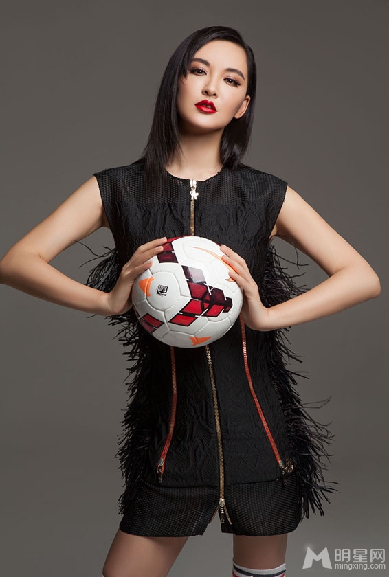世界杯完美落幕莫小棋足球写真动感十足_图-2