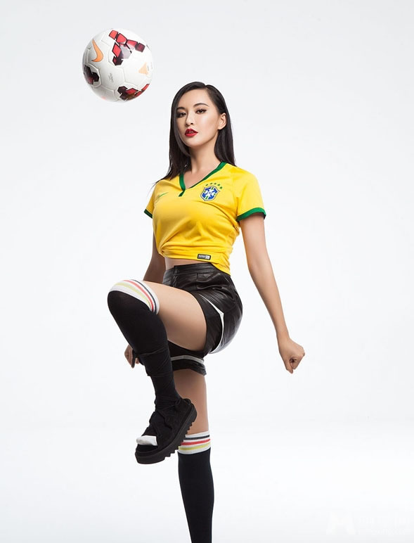 世界杯完美落幕莫小棋足球写真动感十足_图-1