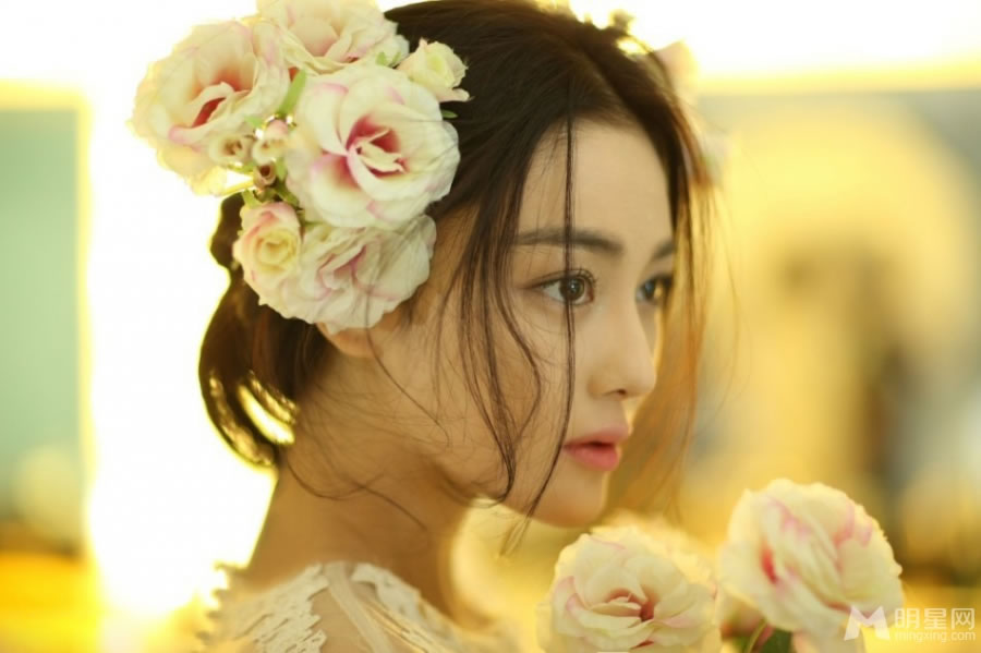 张馨予浪漫写真化身美艳花仙子_图-1