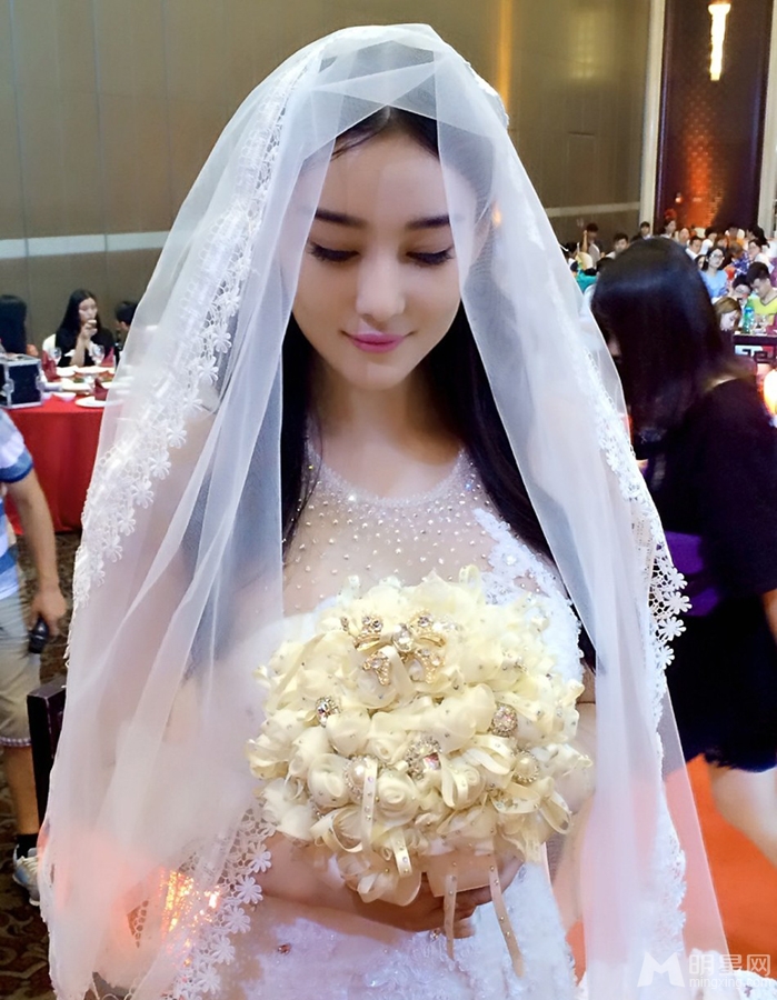 张馨予浪漫写真化身美艳花仙子_图-4