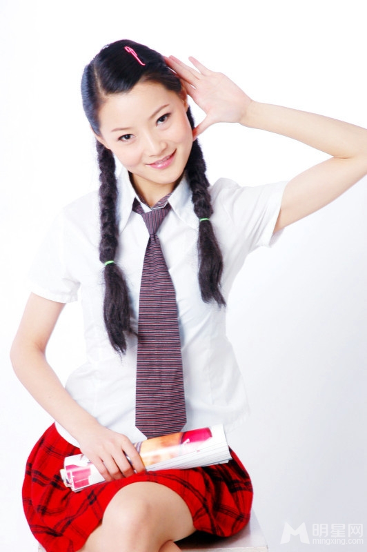歌手唐古校服写真回归校园美少女_图-2