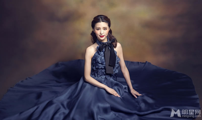 张杨果而与丈夫拍写真复古深蓝尽显默契_图-1