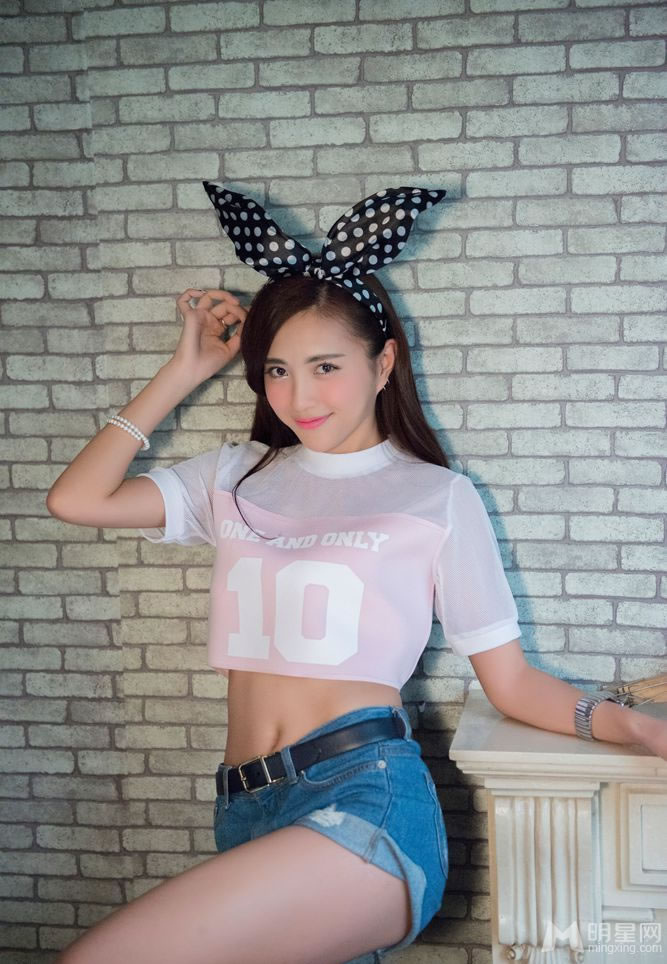 包文婧可爱写真俏皮大秀小蛮腰_图-1