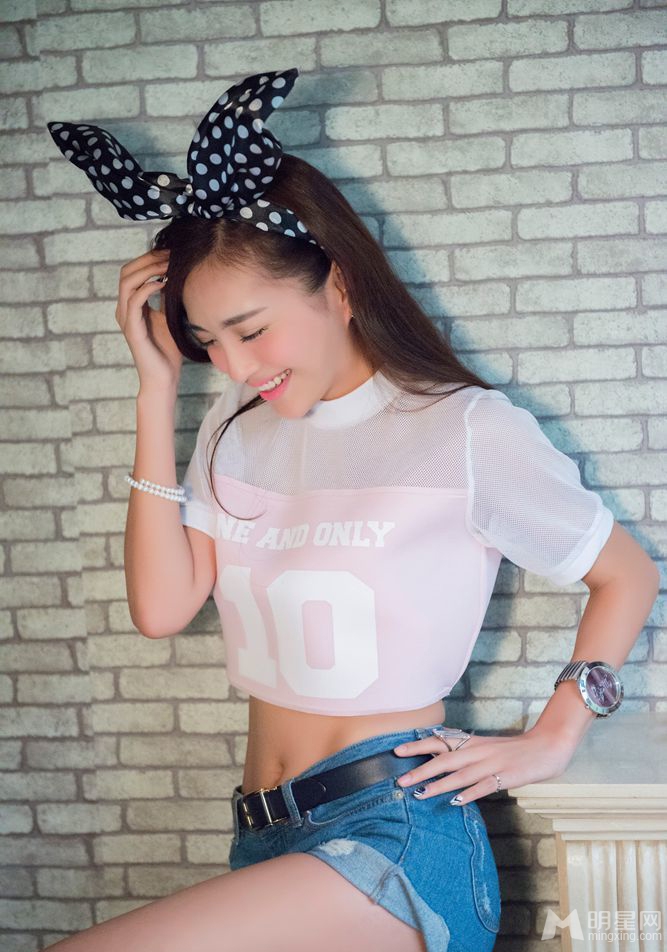 包文婧可爱写真俏皮大秀小蛮腰_图-11