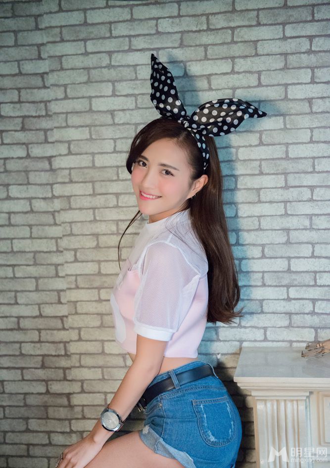 包文婧可爱写真俏皮大秀小蛮腰_图-6