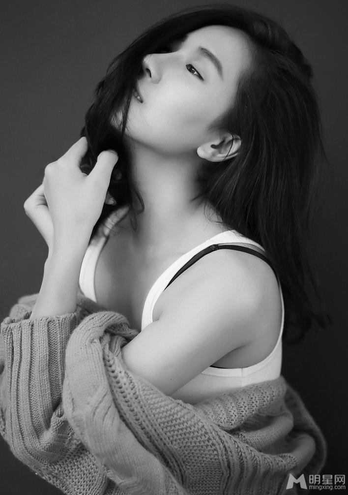 菅韧姿慵懒写真低眉浅笑展迷人气质_图-9
