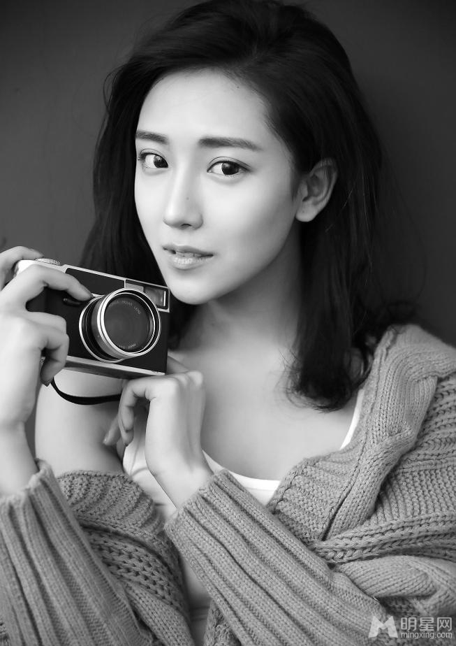 菅韧姿慵懒写真低眉浅笑展迷人气质_图-3
