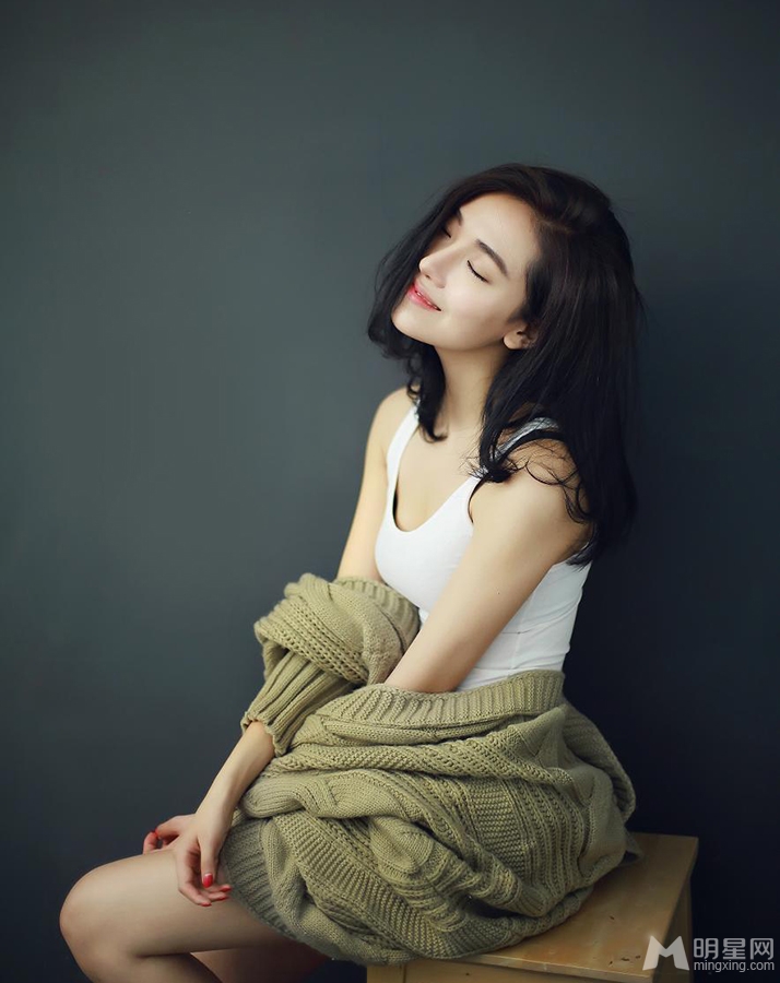 菅韧姿慵懒写真低眉浅笑展迷人气质_图-16