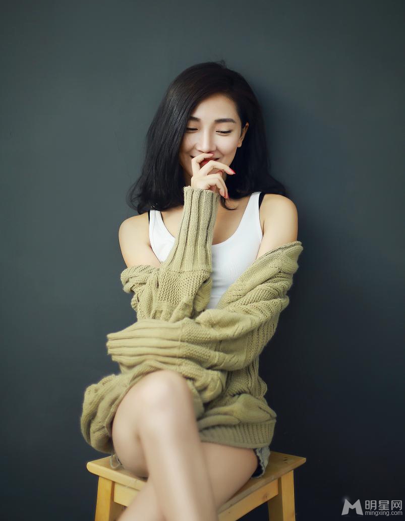 菅韧姿慵懒写真低眉浅笑展迷人气质_图-4