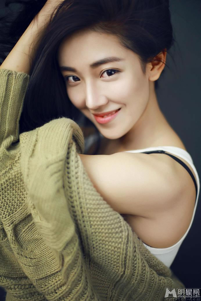 菅韧姿慵懒写真低眉浅笑展迷人气质_图-1