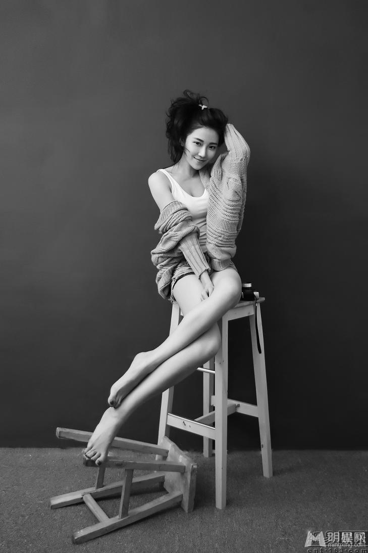 菅韧姿慵懒写真低眉浅笑展迷人气质_图-2