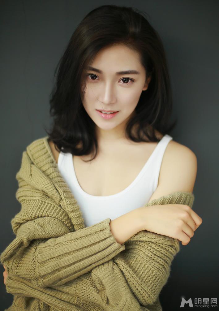 菅韧姿慵懒写真低眉浅笑展迷人气质_图-5