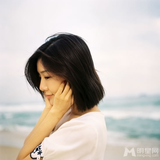 邓家佳海边清新写真低头微笑文艺气息十足_图-1