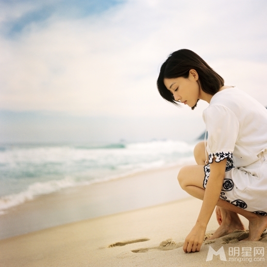 邓家佳海边清新写真低头微笑文艺气息十足_图-2