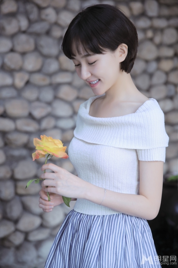 焦俊艳夏日清纯写真清爽装扮演绎花样浪漫_图-7