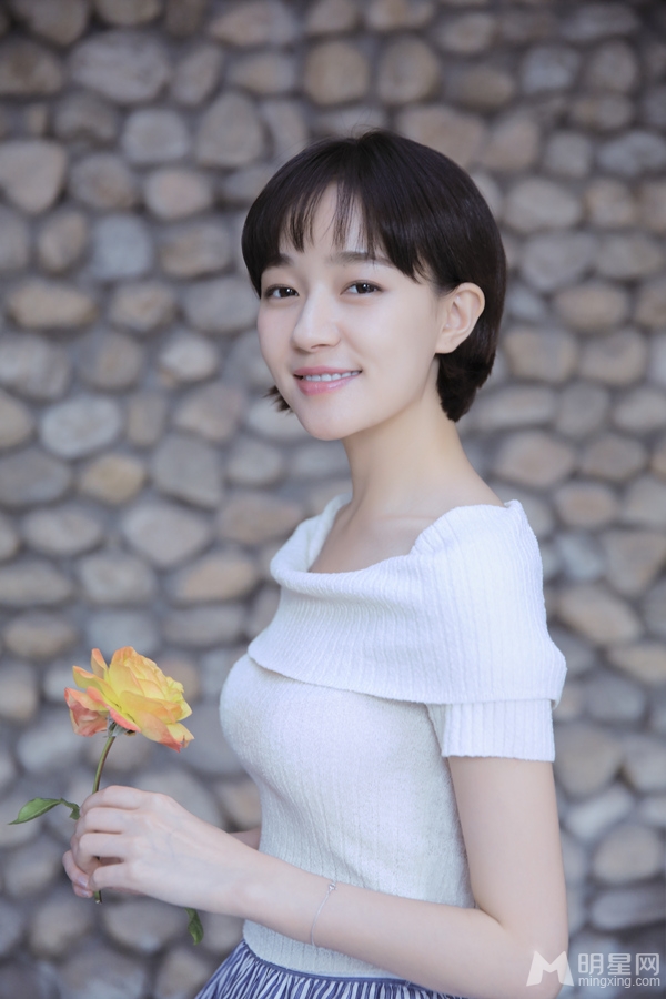 焦俊艳夏日清纯写真清爽装扮演绎花样浪漫_图-9