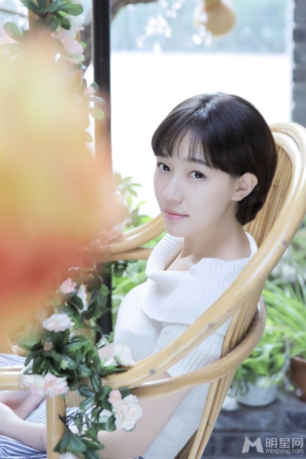 焦俊艳夏日清纯写真清爽装扮演绎花样浪漫_图-1