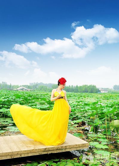 芙蓉姐姐河畔拍写真酥胸外露吓焉荷花_图-2