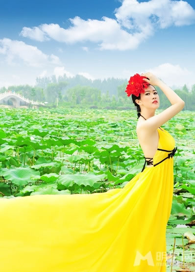 芙蓉姐姐河畔拍写真酥胸外露吓焉荷花_图-1