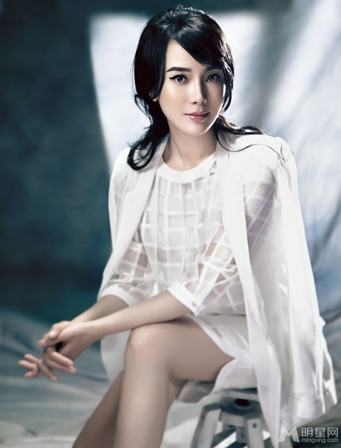 陈数优雅写真复古妆容显典雅韵味_图-1