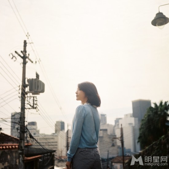 邓家佳文艺街拍笑容甜美引人侧目_图-3